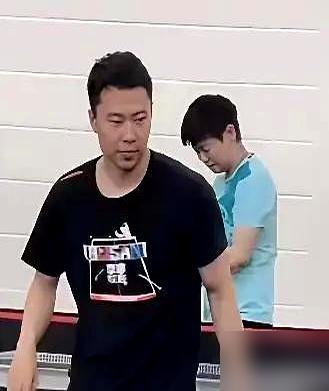 孙颖莎，场上猛，场下更猛，把陪练都“打哭了”？就离谱。
 
一天四五练，从早操干