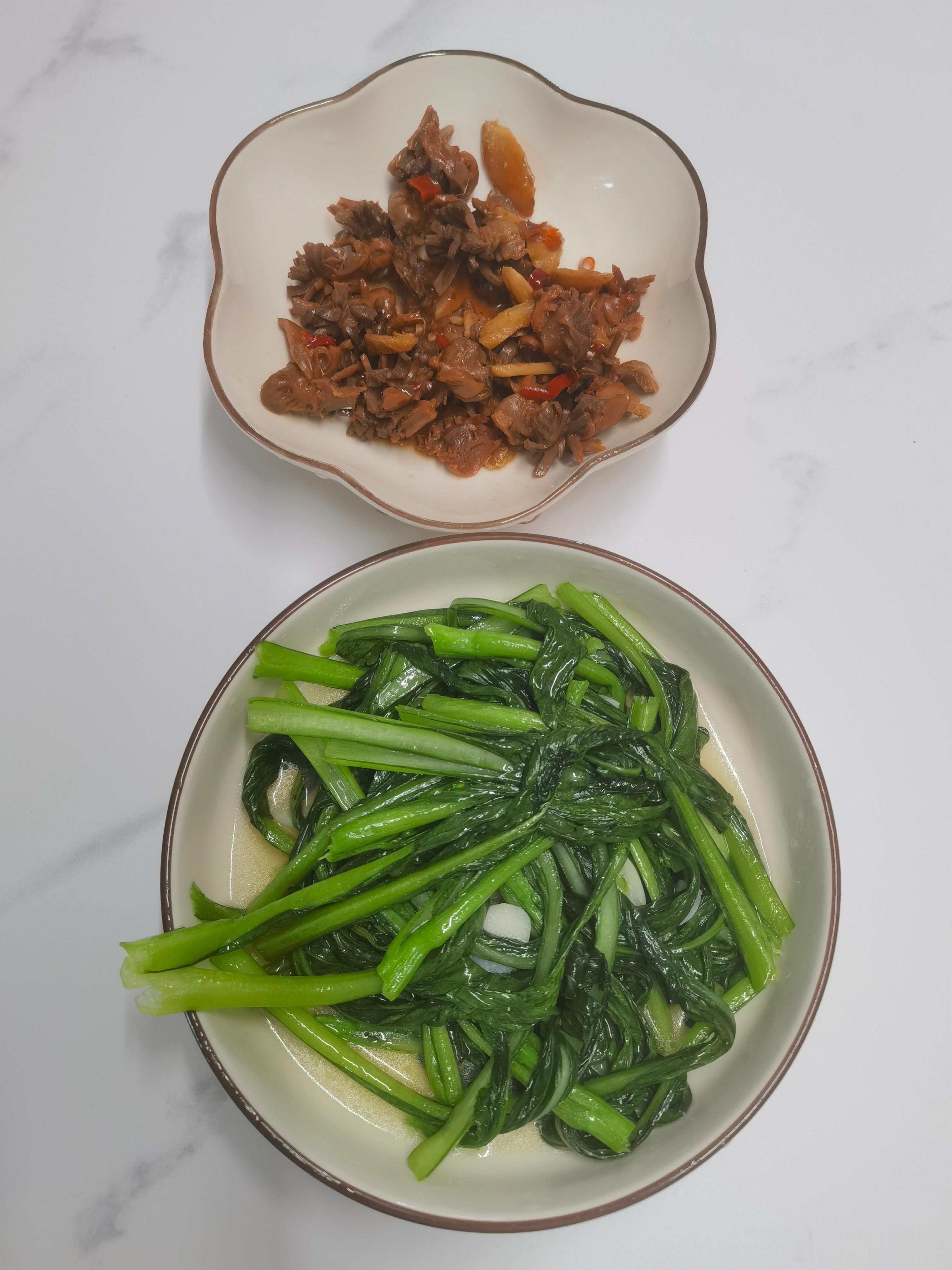 午餐：爆炒鸡胗+清炒菜心。牛马们一定要好好吃饭，身体第一！ 