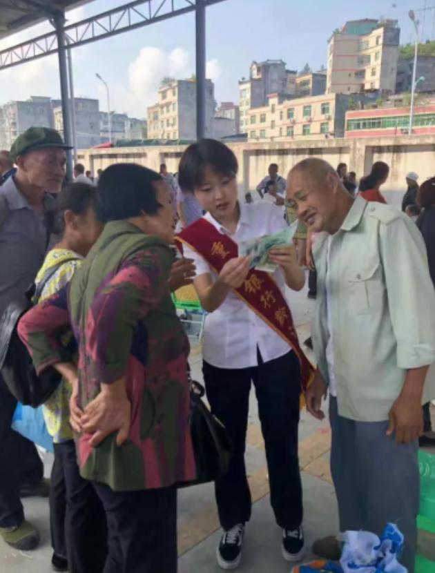 挂失？报警？重庆一女子发现银行卡被盗刷后，急中生智，立刻跑去超市刷了3块钱买袋盐