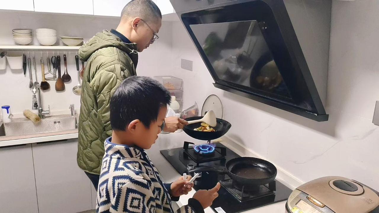 今天来弟弟家吃饭，弟弟和侄儿一起做饭，两父子搭配的可默契了了，很快一顿丰盛的晚餐