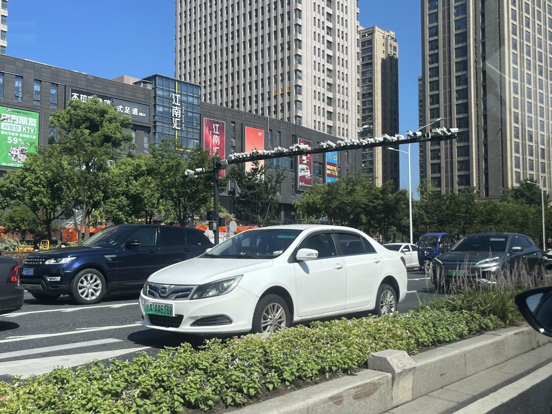 wow，在杭州看到这根杆几乎全是摄像头，太中国了[笑哭R][笑哭R][笑哭R]