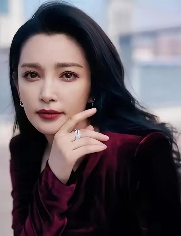 真心为聘赢佳人
 
1999年，42岁的地产富商石涛看上了李冰冰。为了抱得美人归