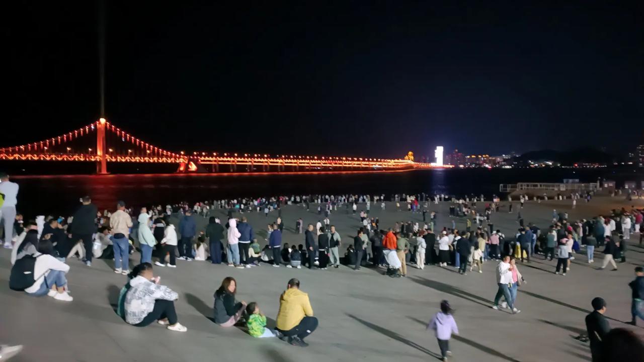 夜海苍茫人影散，灯火阑珊盼归还。