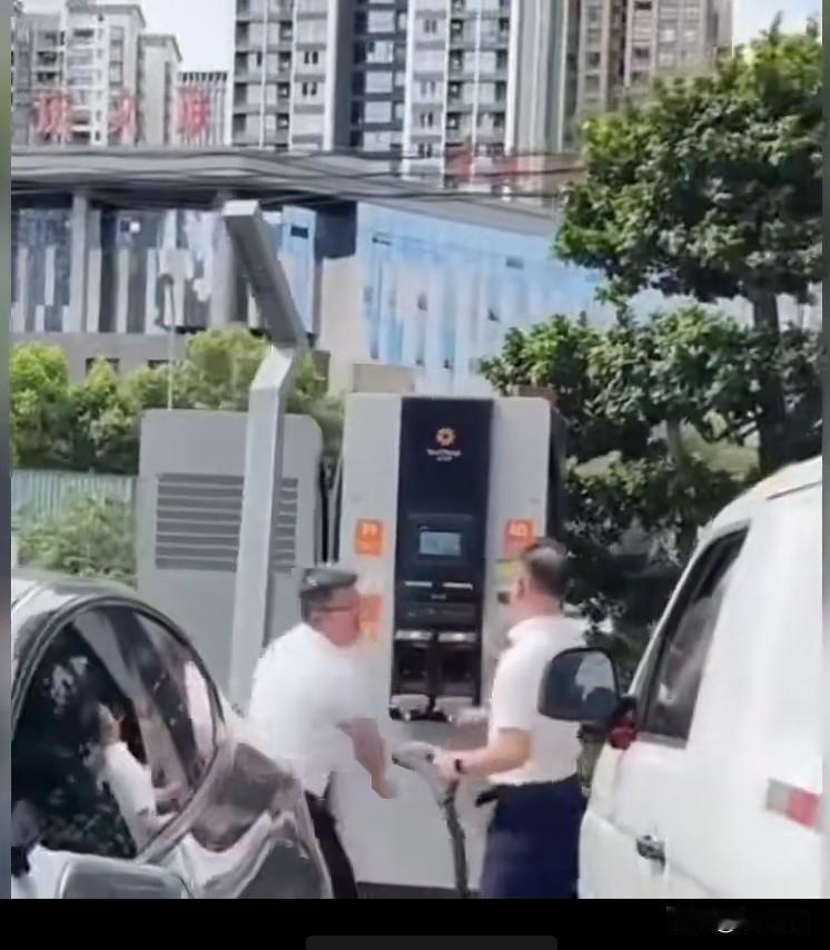 崩溃呀，真的要崩溃了。
快过年了，高速公路上车流量大了，有很多新能源汽车在高速公