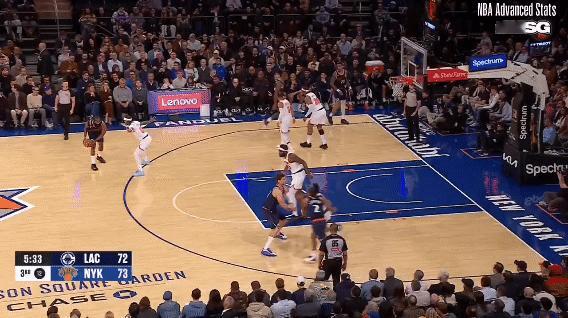 小卡因右脚踝扭伤，对阵篮网出战成疑！

这是个意外伤病，小卡在一次中距离跳投后，