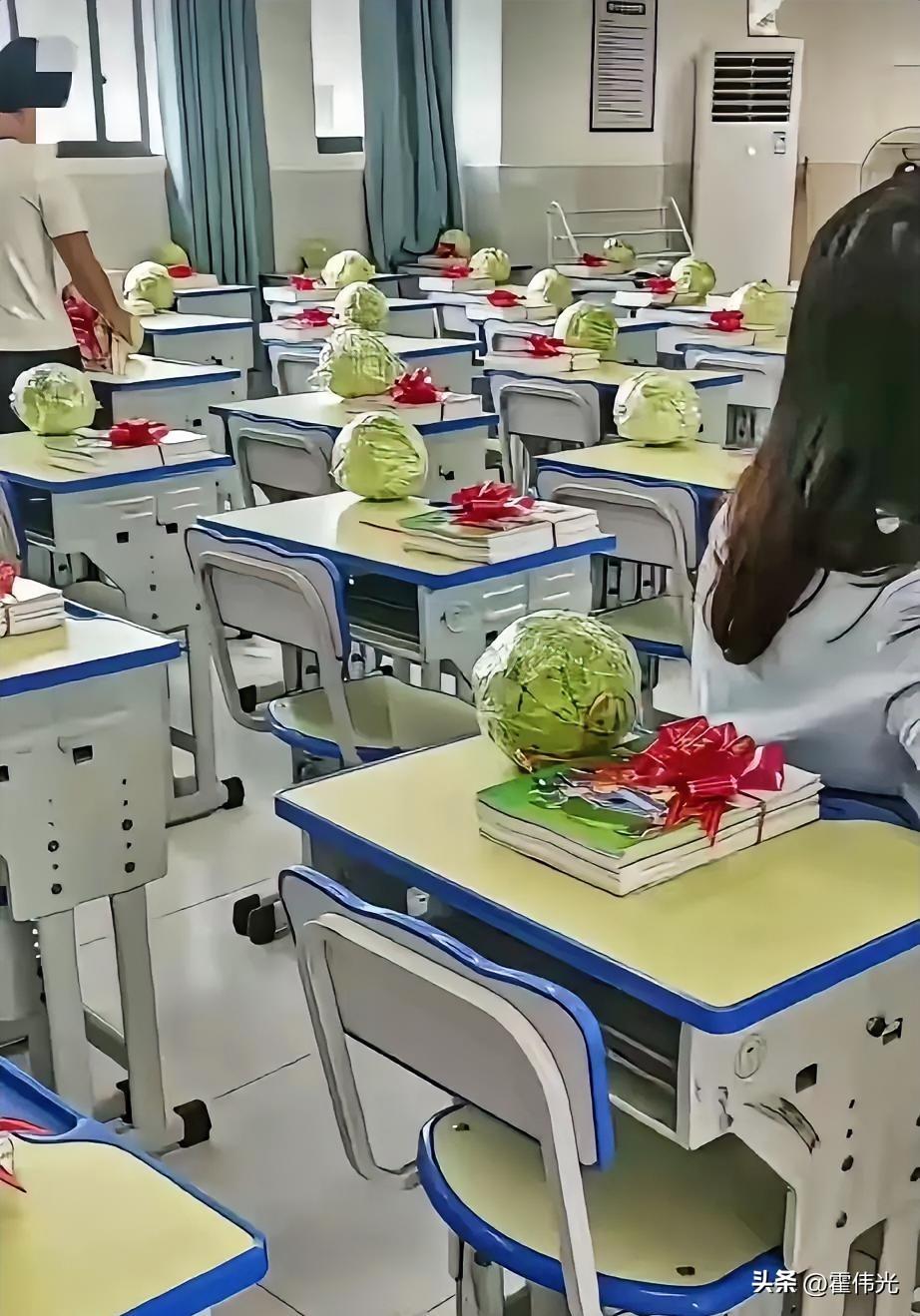 现在的人是越来越会玩，越来越会表演了，都玩起了行为艺术和谐音梗！

开学第一天某