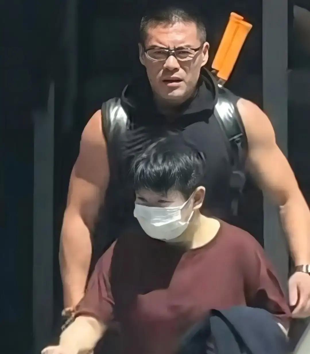 我敢说

8.20抵达上海封训的孙颖莎
最抢镜的不是她的穿搭，也不是她身后的翔哥