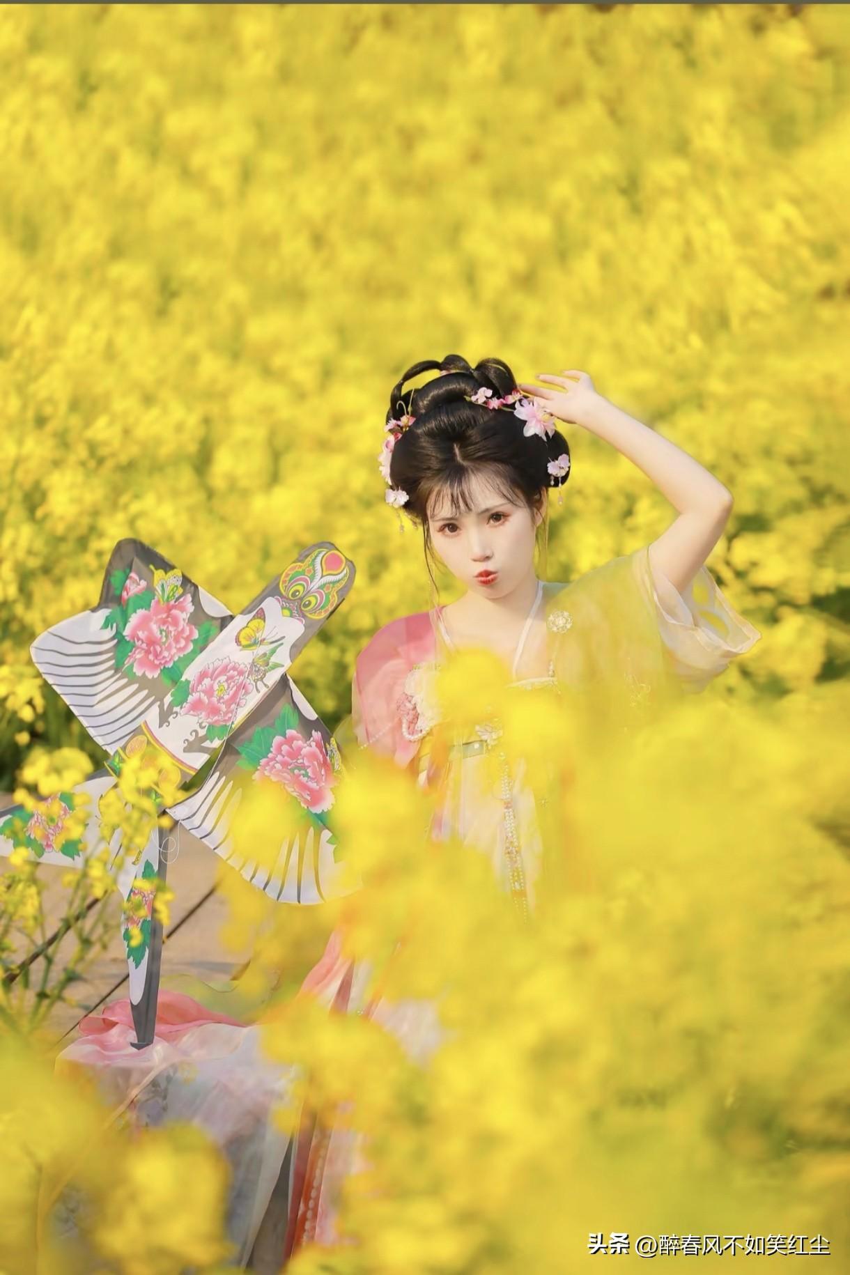 春日花间舞，美人笑语生。春日闲韵 蝶舞花枝俏 花间清韵 春日赏诗