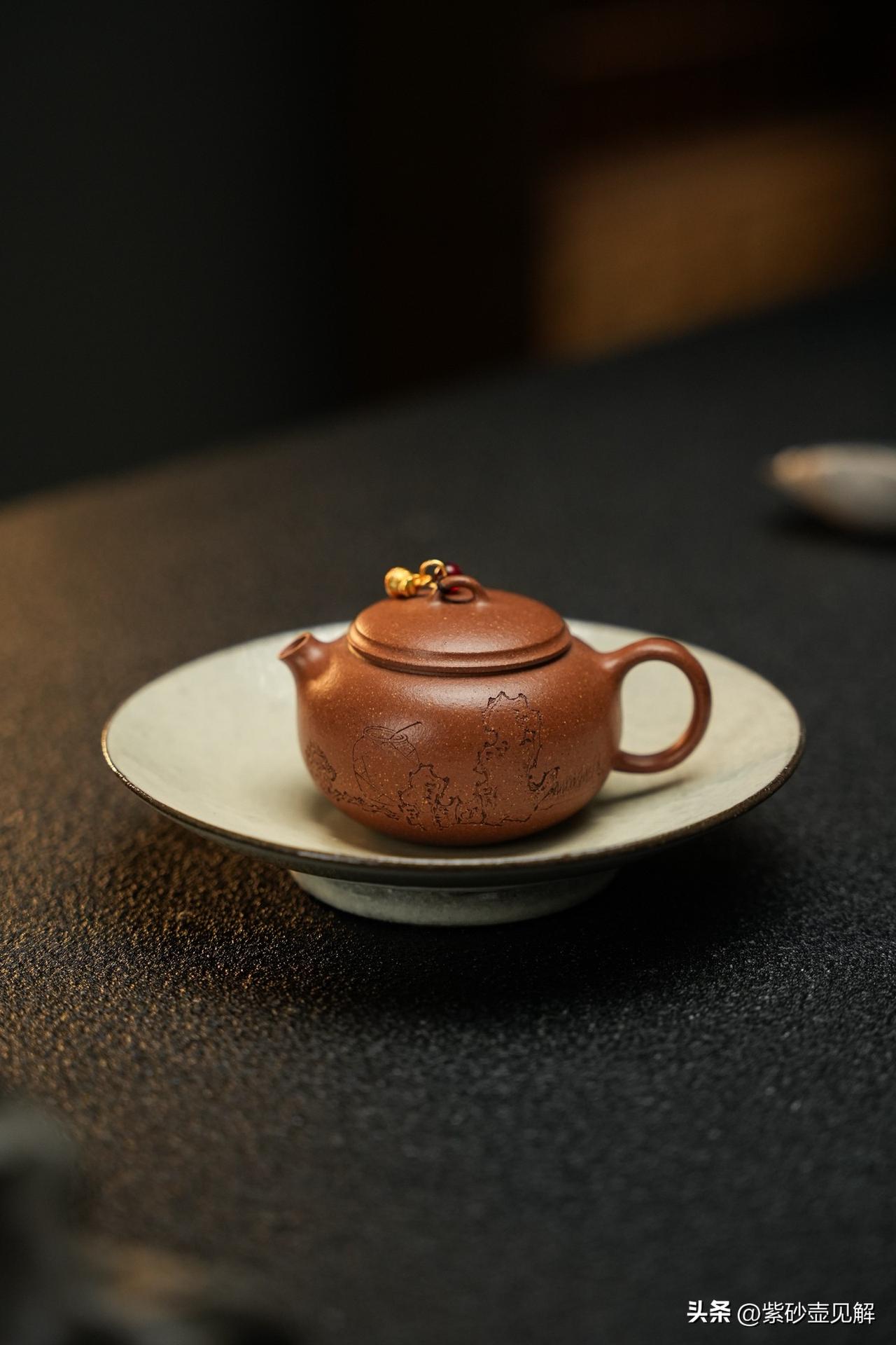 茶器店老板的一句话，让我放下了手里的壶
周末逛茶器店，正对着一把降坡泥仿古壶爱不