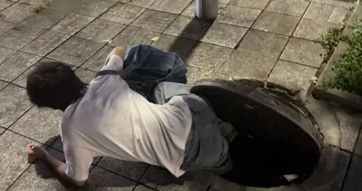 宁波一男子在人行道正常走路，踩到井盖突然翻转致其坠落，当事人：井盖砸到腰部，手机后盖也摔碎了；当地：