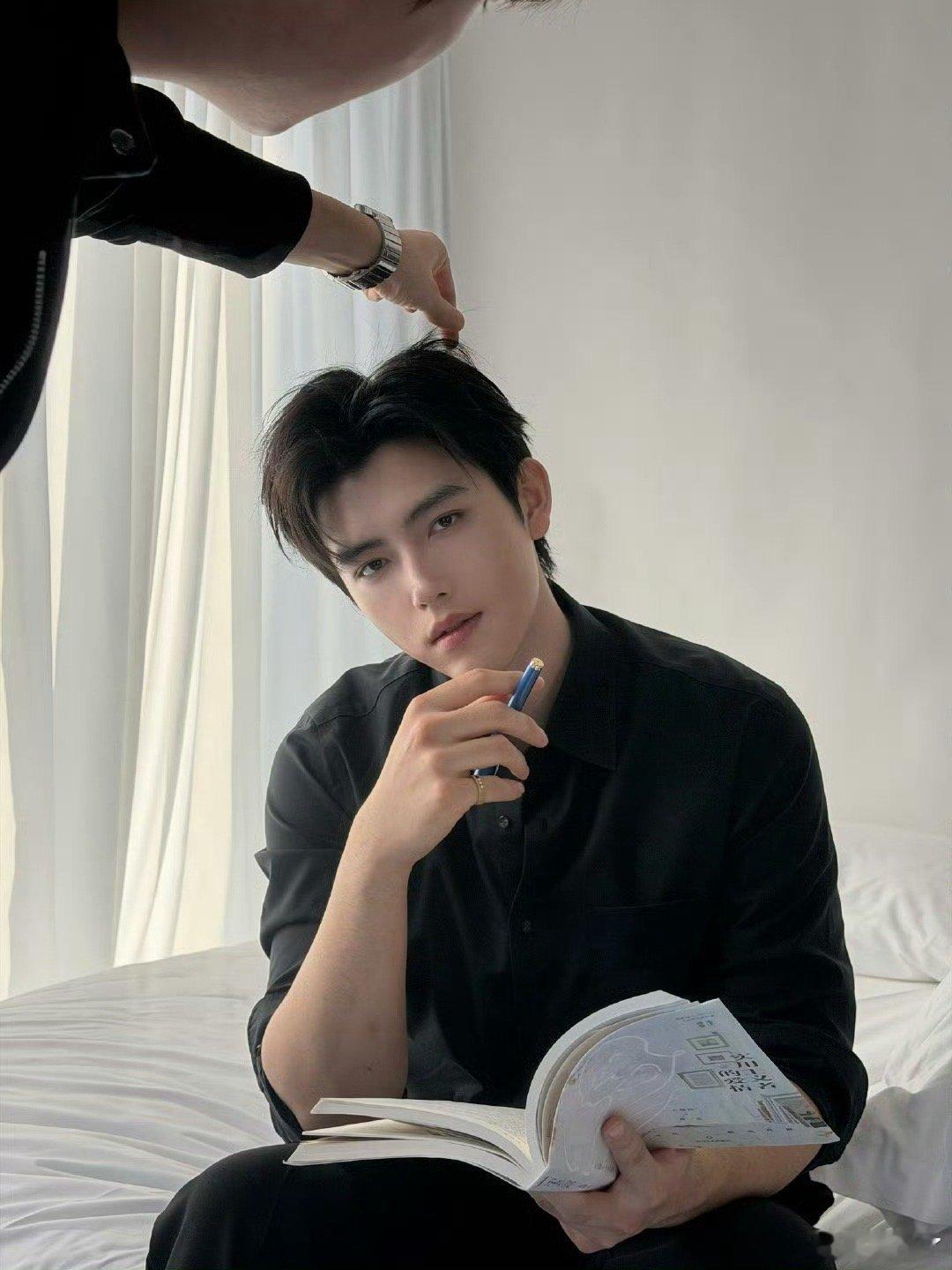 陈飞宇allblack西装帅成啥了 陈飞宇穿黑西装也太会了！allblack造型