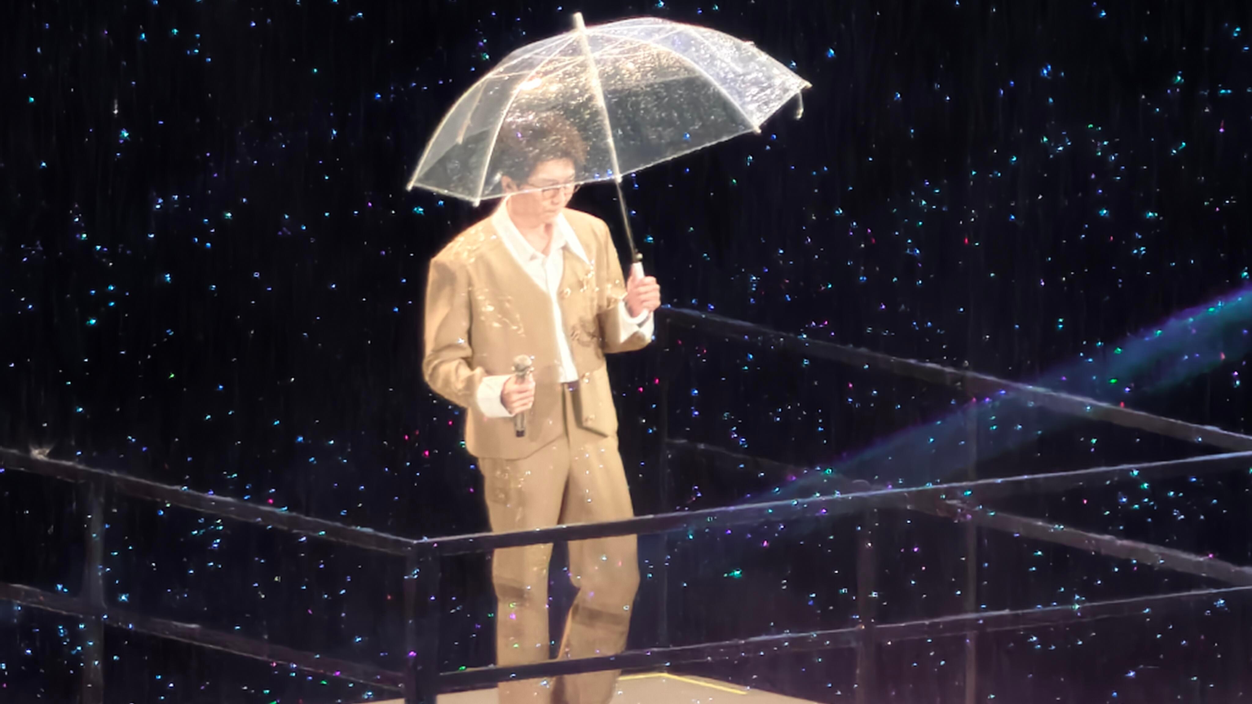 毛不易4D舞台效果史上最实在的4D舞台效果，听歌还附赠淋雨体验，毛不易一首《水乡