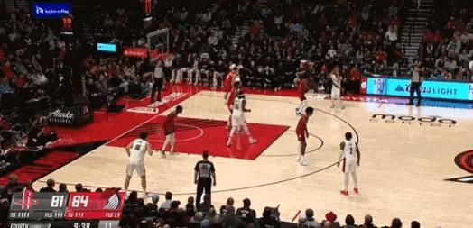 最有天赋？杨翰森扣飞被火箭记者嘲讽了？
末节杨翰森刚扣飞，Bradeaux就写道