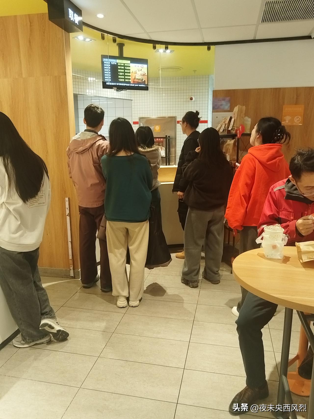 一个简单的等餐排队，就做不到有序。没排到的，非要堵着出餐口，后边排到的，需要挤进