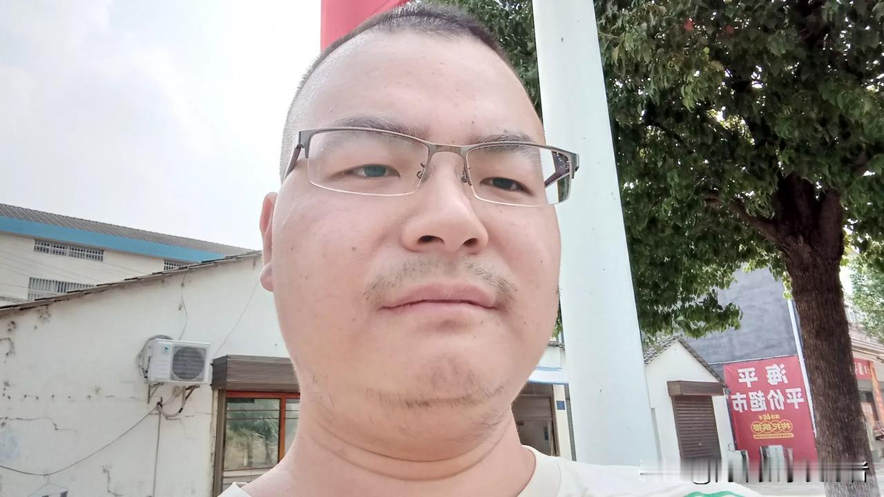 【邓老师的一贯风格】
​
​1.自己不开车，让老婆开车，自己坐在后排。
​
​2