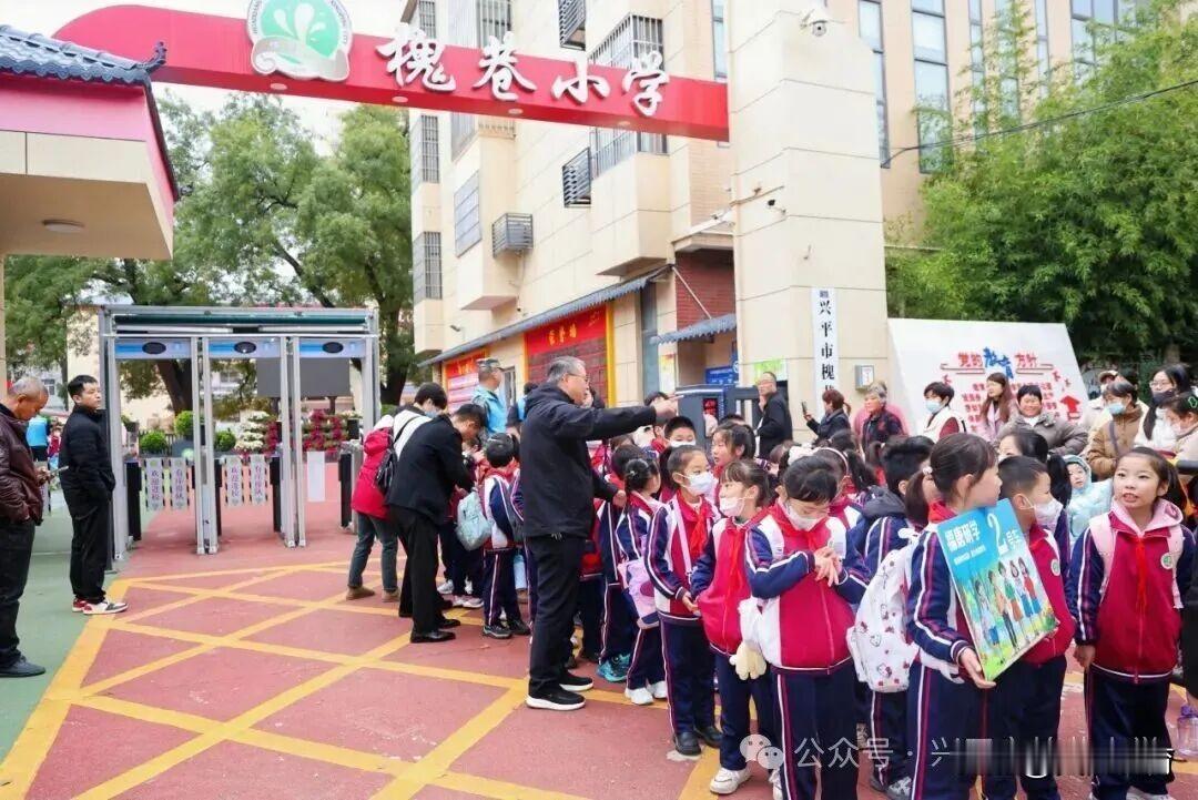 11月8日咸阳兴平市槐巷小学二年级学生齐聚华夏文旅海洋公园，开展了一场“放飞海洋