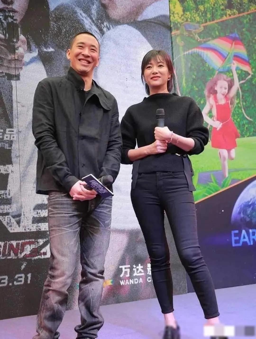 才女徐静蕾与她的男朋友黄立行一起现身某活动。这么多年过去了，他们依然坚定的在一起