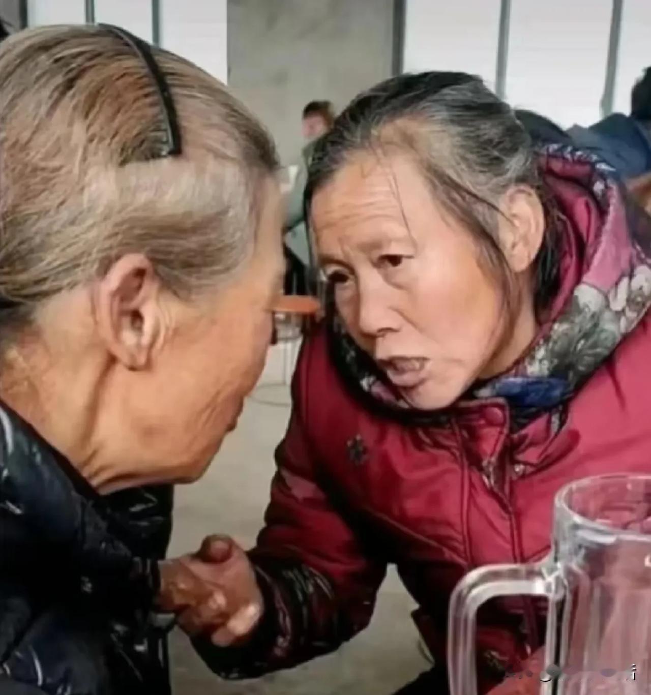 不知道你们发现了没有？小区里面有两类老太太。
一类老太太领着退休金，她们穿着大方