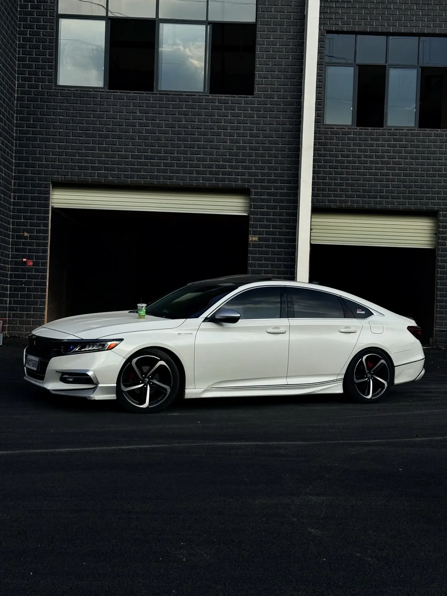 人不能太清醒，否则看什么都觉得差点意思 到了一定的年龄 要允许真心和假意并存