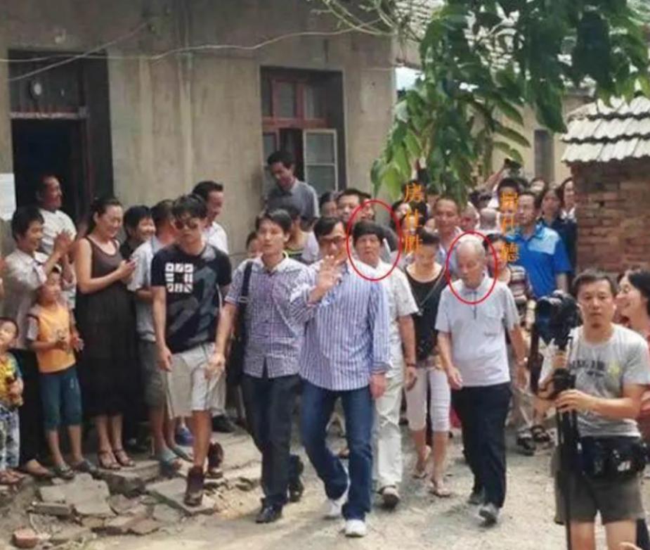 成龙回乡祭祖，房氏的子孙们都来欢迎他，没想到，成龙只与自己同父异母的亲哥哥们，待