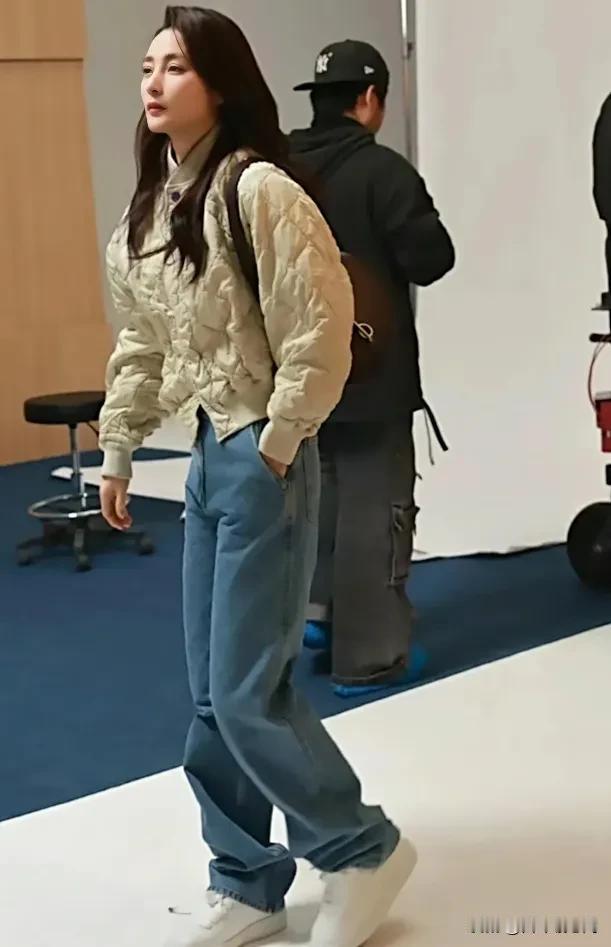 蒋勤勤，如今48岁，依旧有少女感，性格直率坦诚，温柔中透着倔强，这也许就是陈建斌