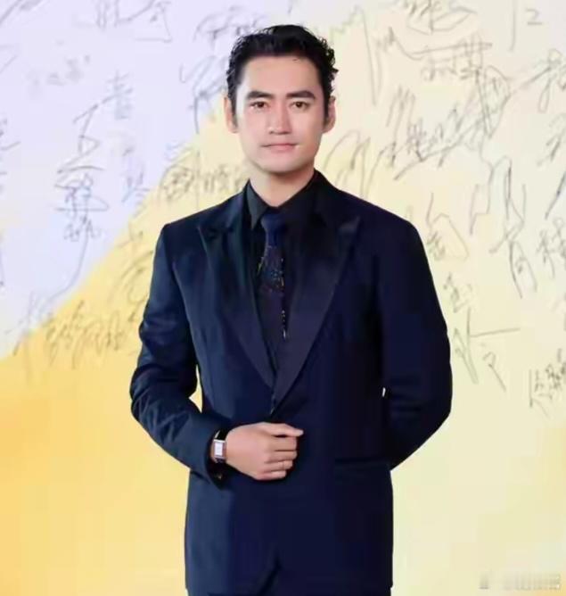 内娱最稳的人设，非袁弘的“影帝锦鲤”莫属！不是自己拿奖，却连续多届金鸡奖“精准押