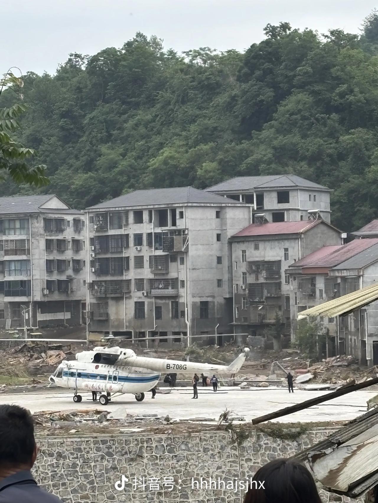 国家强大了，让一个小镇救援也用上了直升飞机！
壶瓶山 
湖南省常德市石门县壶瓶山