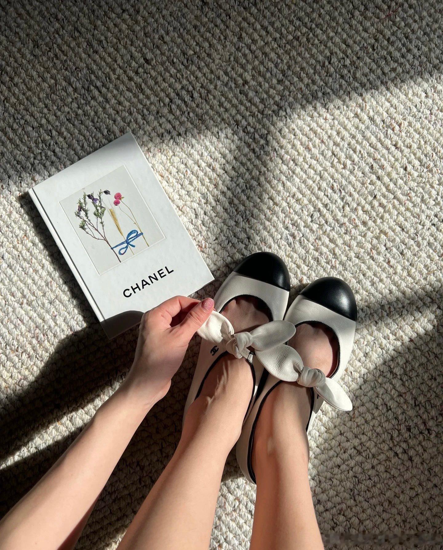 【CHANEL】—小香早春蝴蝶结玛丽珍平底鞋！论高贵优雅我只服香奶奶，就是不穿摆