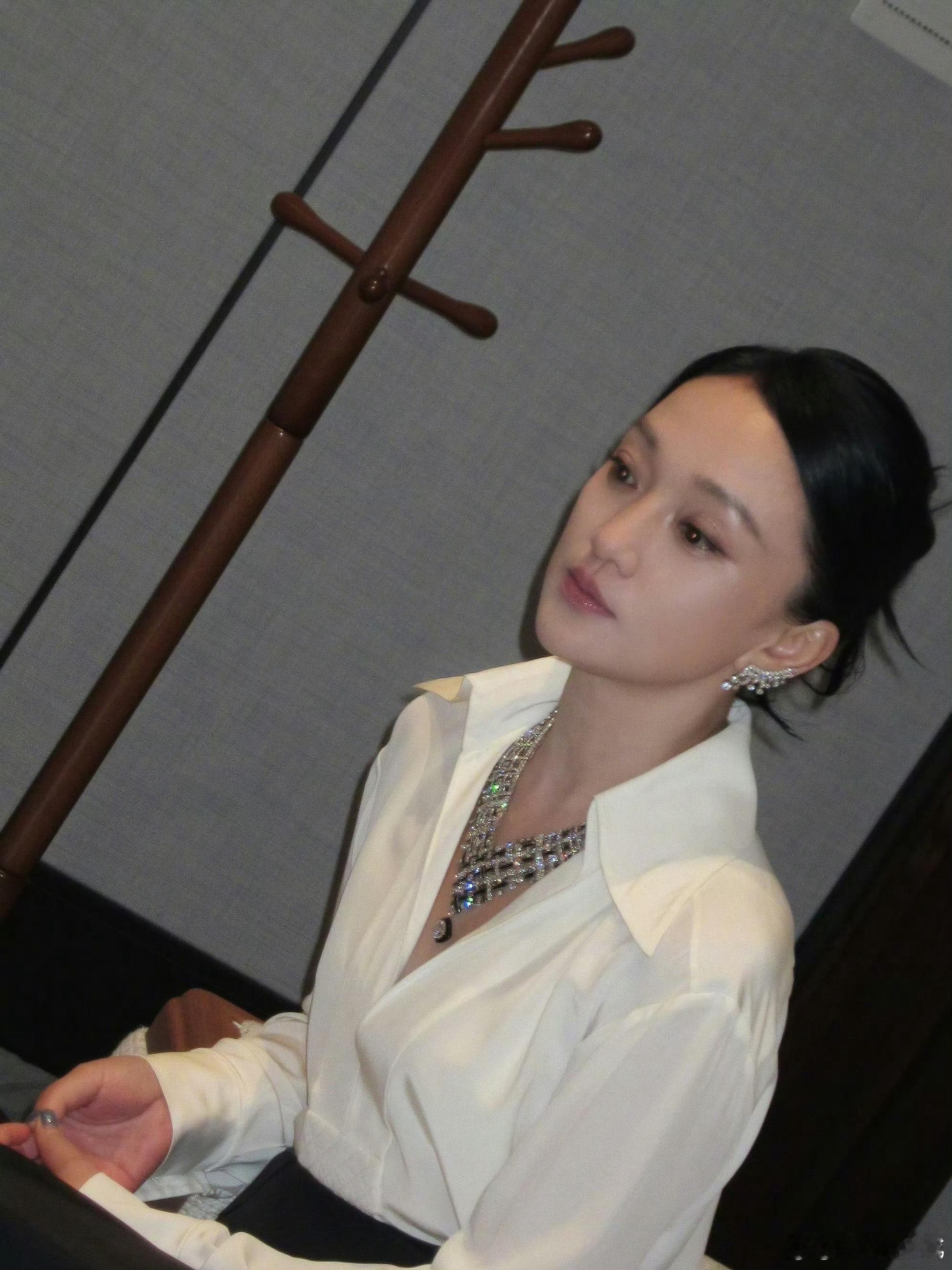 周迅深V白衬衫搭高珠有一说一，周迅这组造型好耐看，深V白衬衫配高珠超有格调！ ​