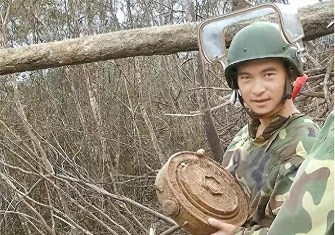 2018年，刚新婚不久的他，双眼被炸瞎，双手被炸没，在医院苏醒过来后，对医生说的