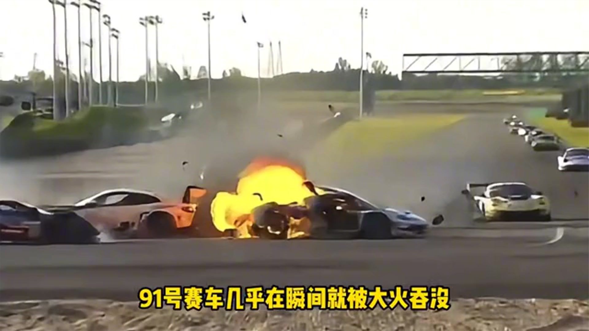 CHINA GT上海站发生重大撞车事故救援人员因害怕 放下灭