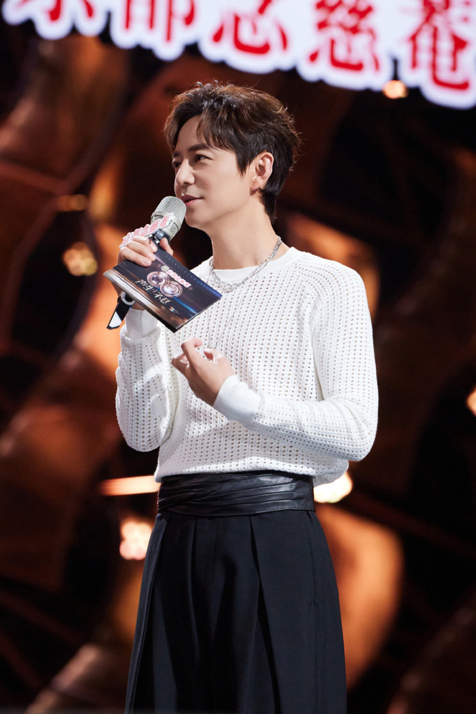 声生不息亚洲嘉年华剧照剧照就这么卷？ 每位歌手都在发光，氛围感直接溢出屏幕，直播