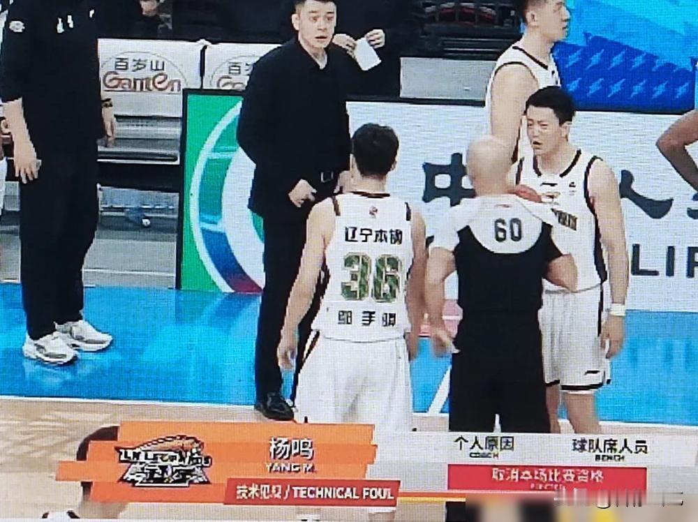 笑不活了家人们！CBA版瞅你咋地连续剧直接演到驱逐大结局😅
前有杜锋摔战术板