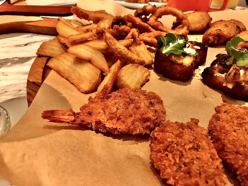 最近，一个女子带1米长巨大豆荚坐飞机回东北的视频火了，点赞数万，网友都好奇坏了。