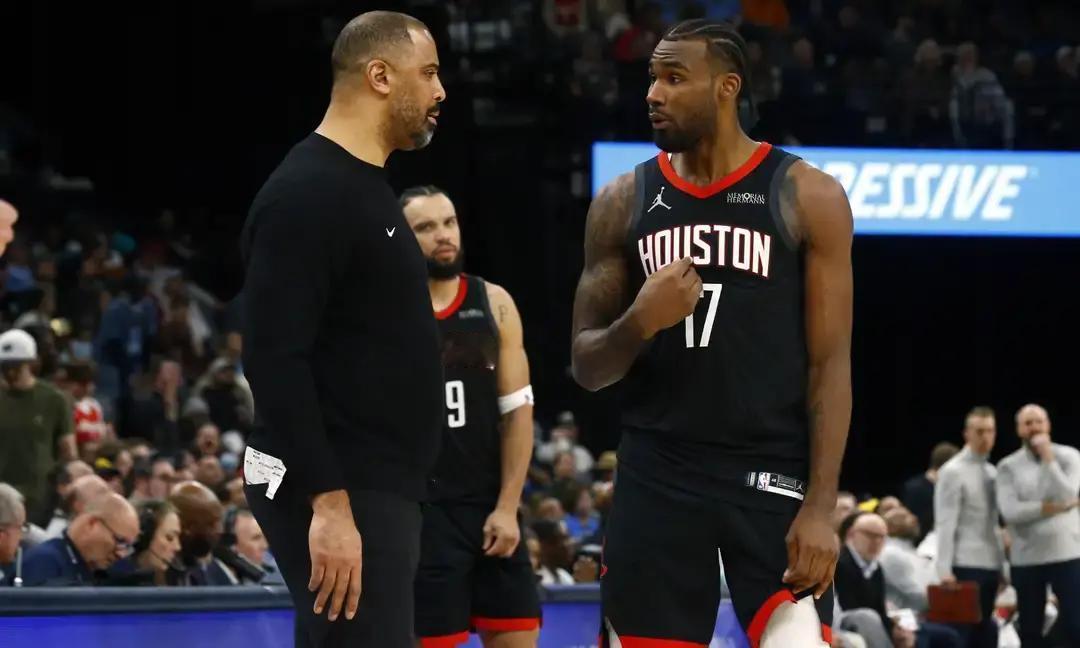 续约崩了，伊森直接开怼乌度卡！
 
火箭给3年2400万，伊森团队想要4年400