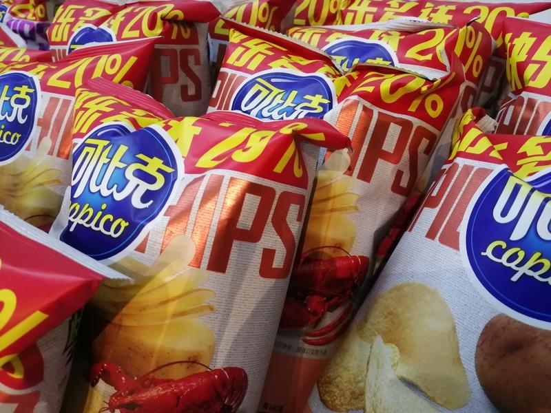 医生这话真是给爱吃薯片喝奶茶的人泼了盆冷水。薯片确实算得上垃圾食品“扛把子”，油