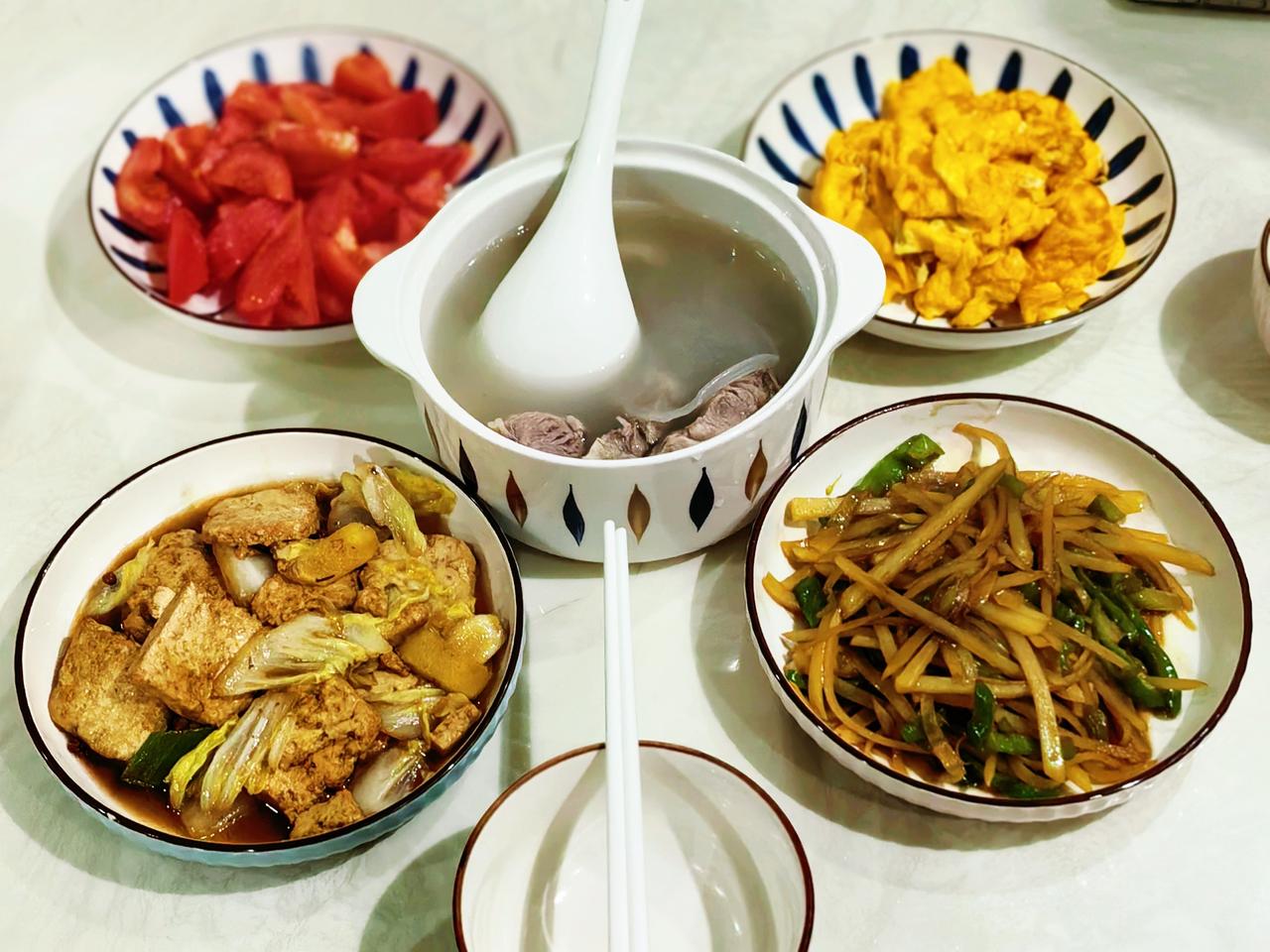 一口美食，
一份温暖，
一种生活～

餐桌上不只是
满足味蕾～

更满足一颗，