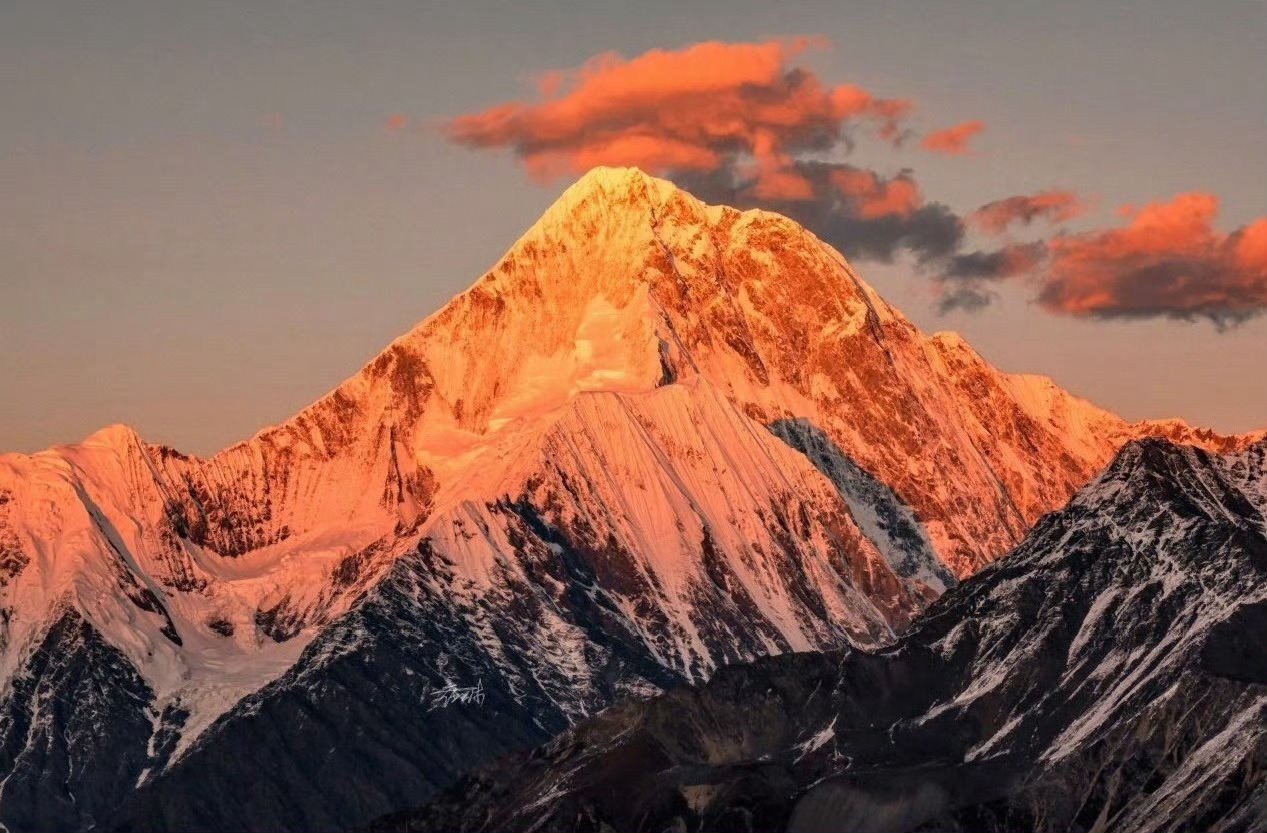 据说看到日照金山的人明天会幸运！ 