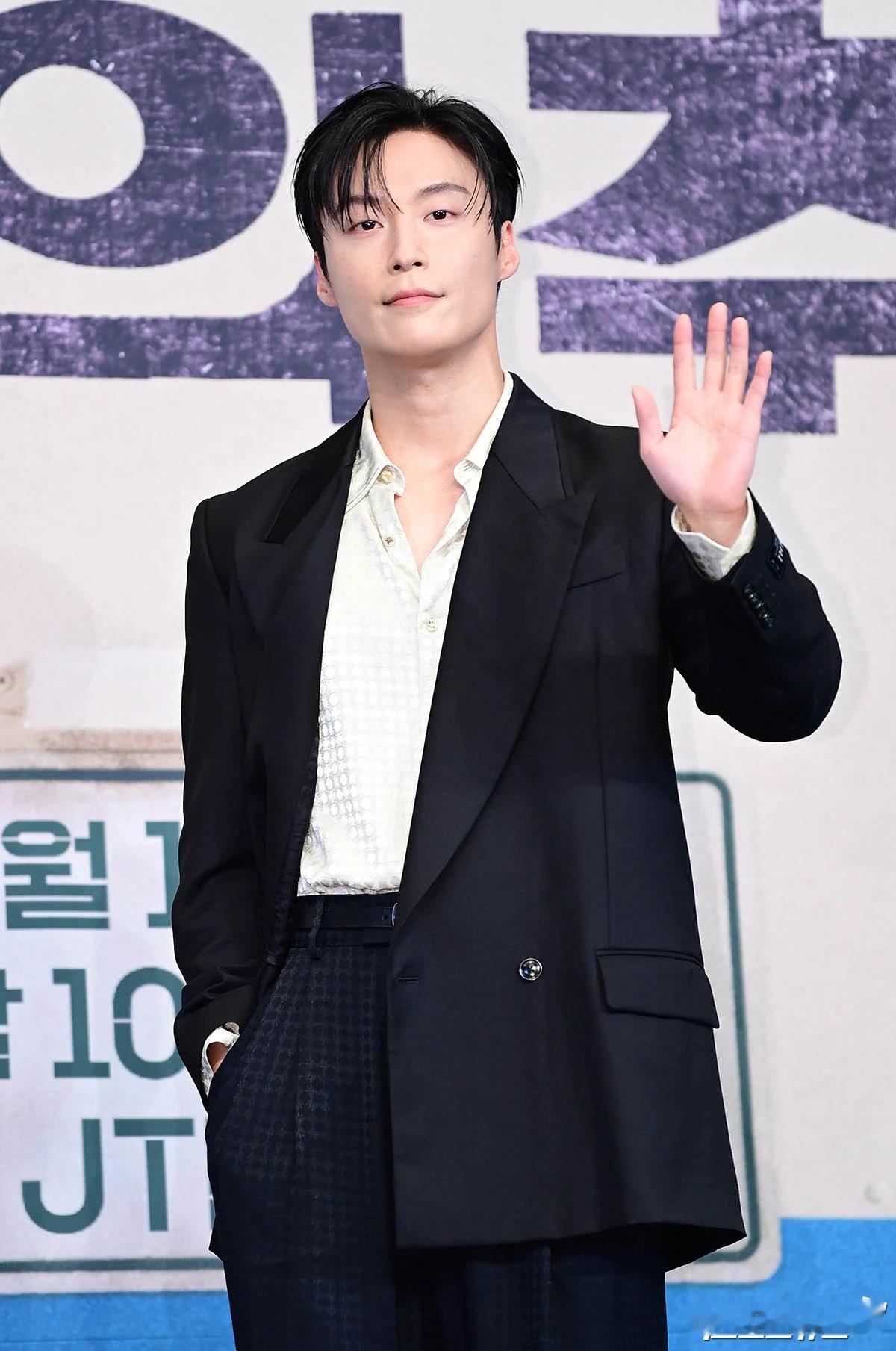 许南俊 有望出演SBS新剧货币改革 男主。许南俊饰演刘唯一，他被突然卷入1万亿韩