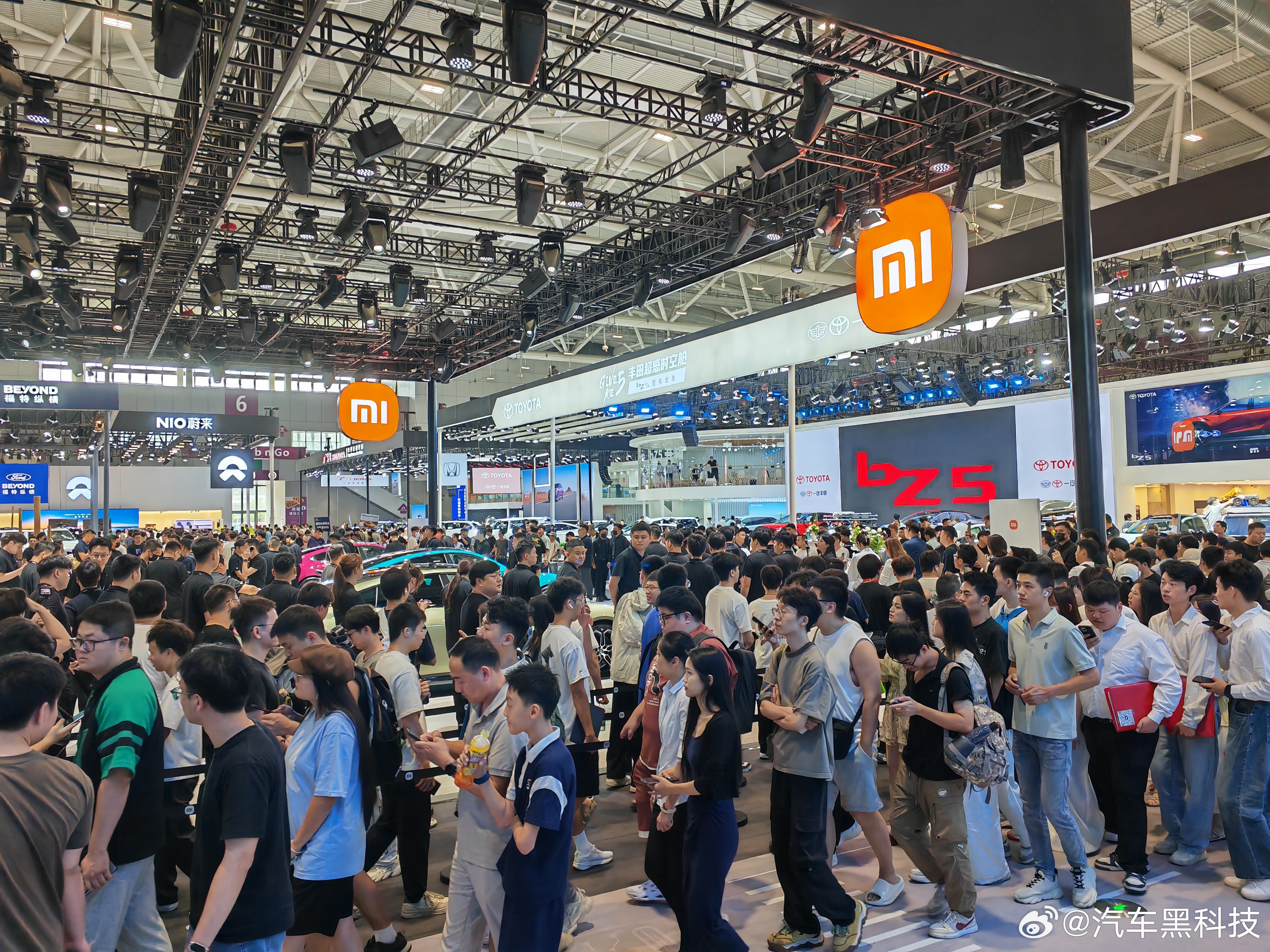 2025粤港澳大湾区车展 小米展台人巨多，限流了，很多人是来看YU7的。 ​​​