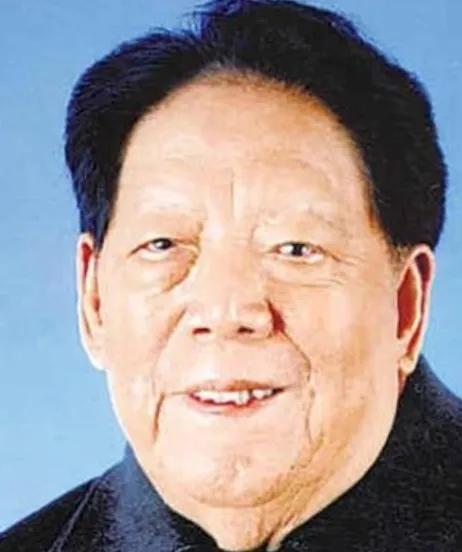 1996年。离休的铁瑛将军正在家里看报纸。就在这时，女婿走了进来。女婿说：爸！你