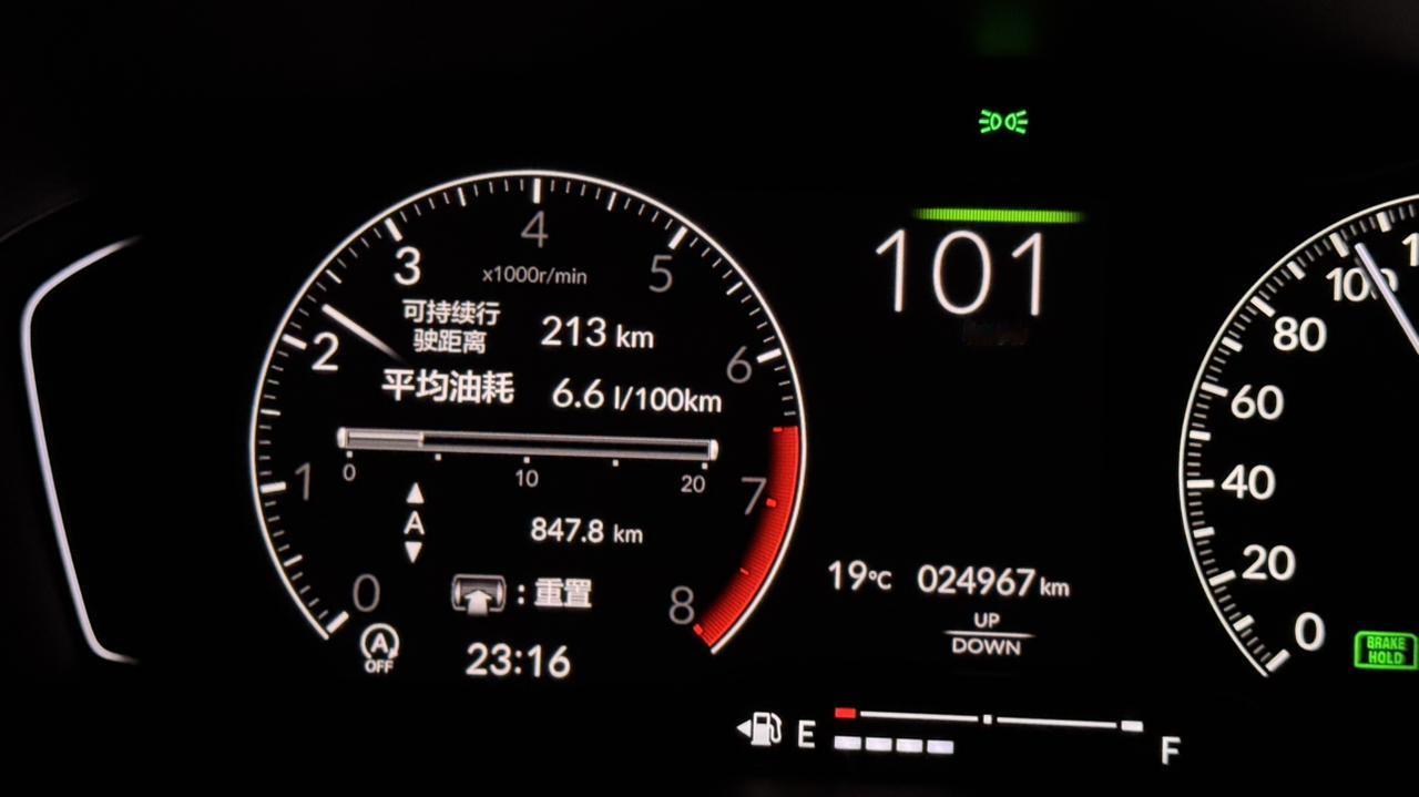 香港路权清晰的好处是
开车还是挺省油的
哪怕是我这台型格随便踩
油耗都不心疼，想