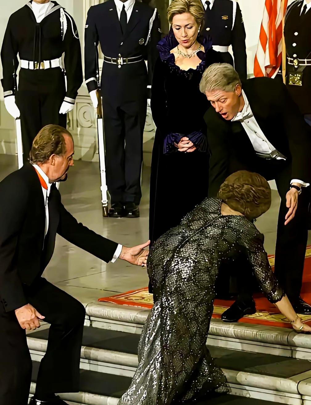 面对不小心磕到的女士，克林顿和希拉里表现出截然不同的反应啊！
克林顿立马上前去扶