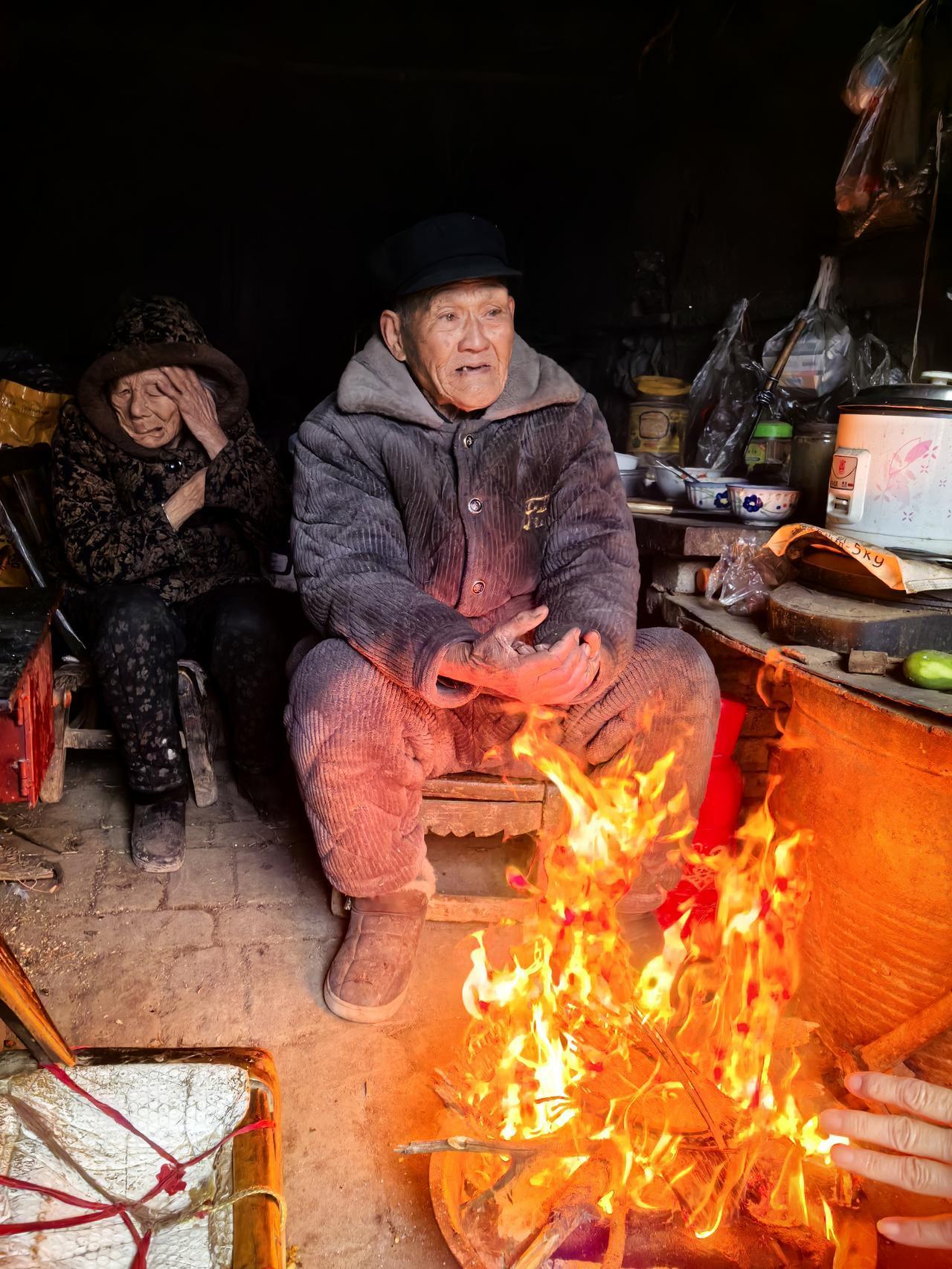 不知从什么时候起，他们两个就住在这个窑洞里，姑姑和姑父和我们不是一个地区，前些年