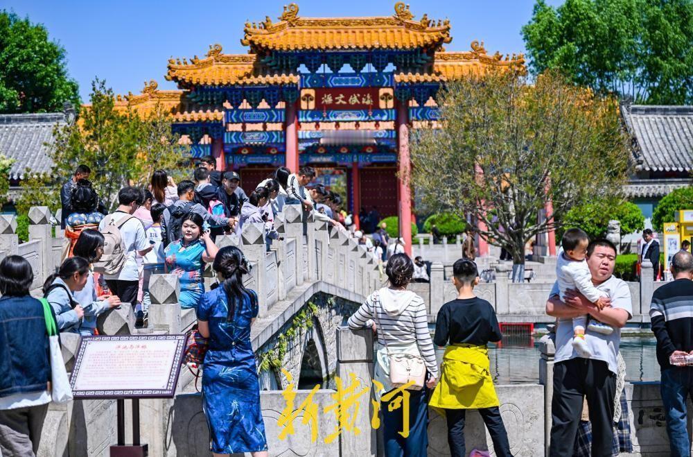 红墙映罗衣，济南府学文庙恢复开放！济南明府城的府学文庙，经过为期一个月的部分建筑