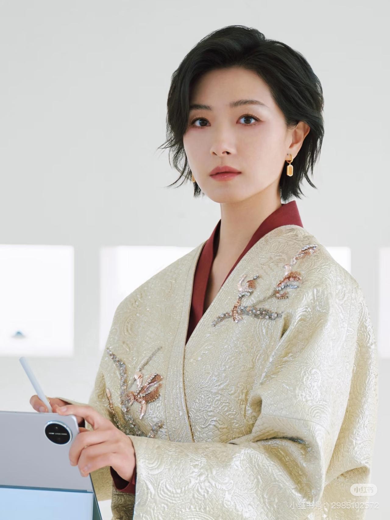 万茜当妈这么多年我不惊讶，新片拿影后我也不惊讶，但我惊讶的是，闺女都挺大了，她身