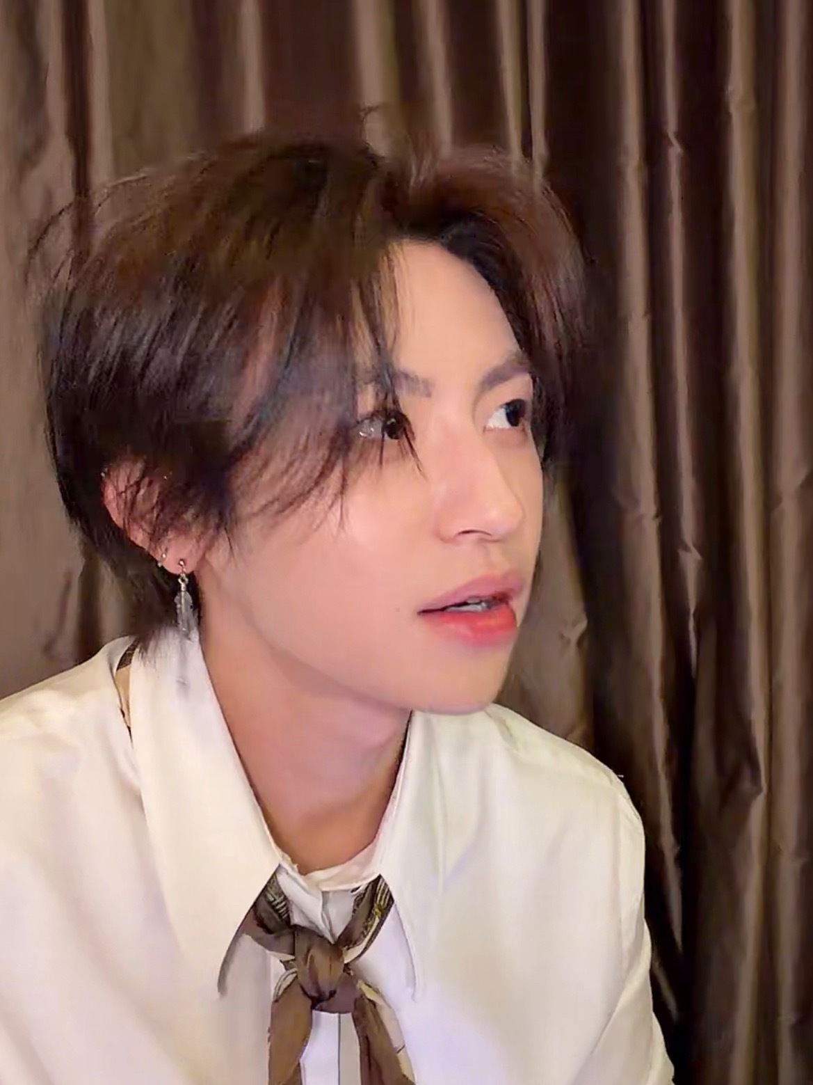 小鬼出道八周年直播八年时光匆匆，小鬼王琳凯在直播里和粉丝暖心互动，分享成长点滴，