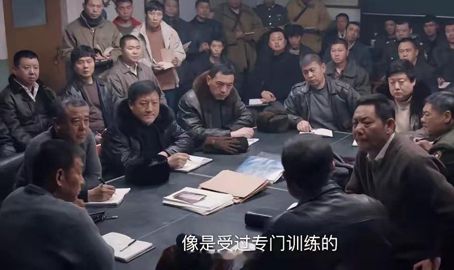 《我是刑警》秦川大学毕业就是干部，可是开会的时候，胡队长和局长坐一桌，秦副队长只