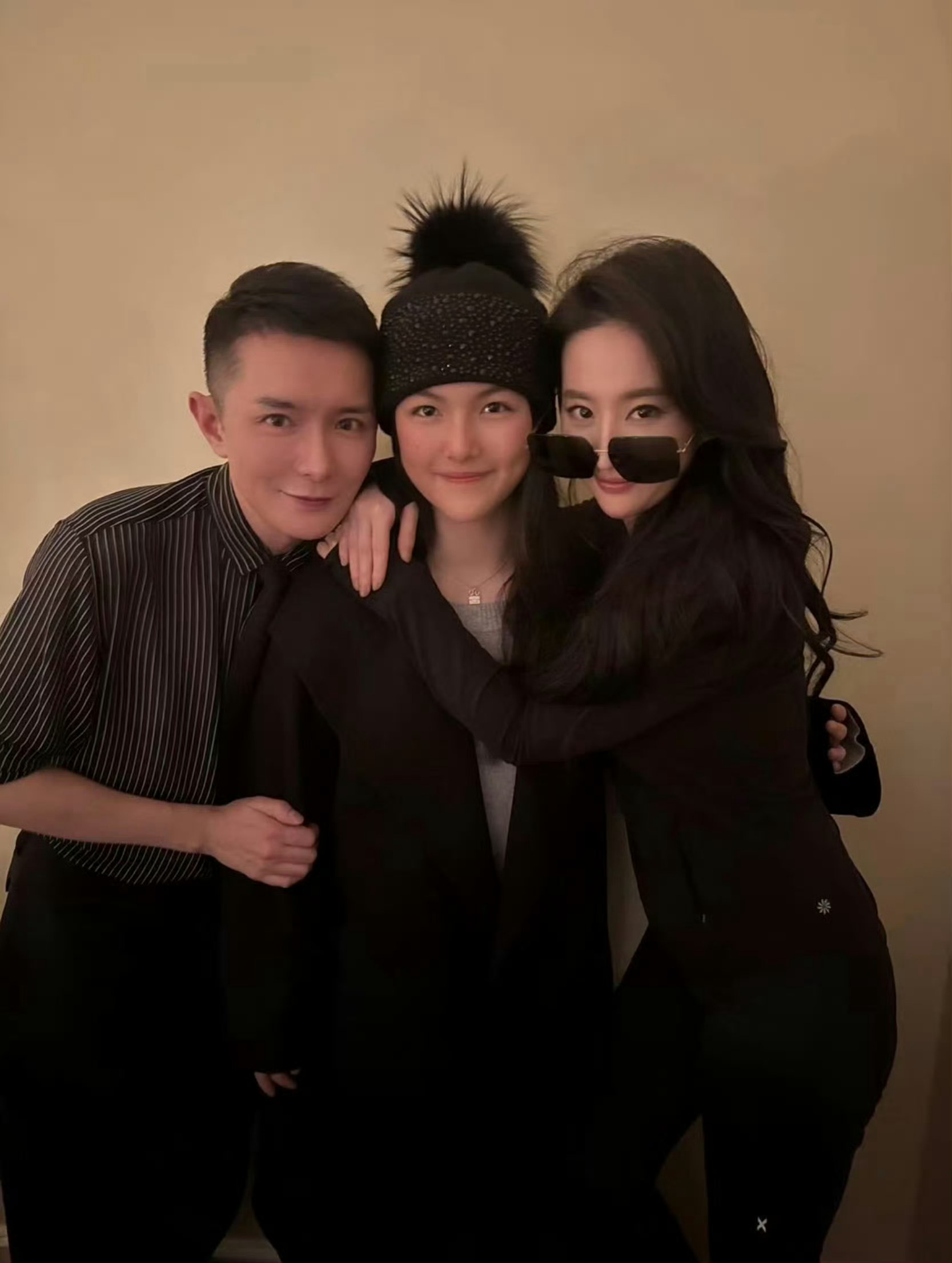 刘亦菲李现王诗龄刘冲合照 哦莫！！！这是什么神奇的朋友圈系列合照📷 