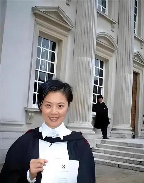 “我愿意放弃中国国籍，自愿加入英国！”2004年，央视美女主持姜丰嫁给英国富豪，